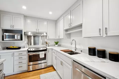 Kitchen - 58 Eucalyptus Knoll St, Mill Valley, CA 94941 photo 2 of 6