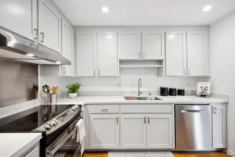 Kitchen - 58 Eucalyptus Knoll St, Mill Valley, CA 94941 photo 3 of 6