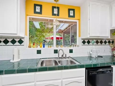 Kitchen - 189 Vine Dr, Cloverdale, CA 95425 photo 2 of 5