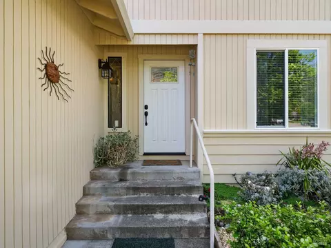 Entry Way - 189 Vine Dr, Cloverdale, CA 95425 photo 1 of 6