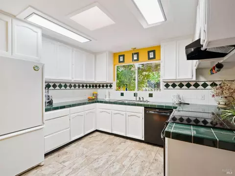 Kitchen - 189 Vine Dr, Cloverdale, CA 95425 photo 3 of 5