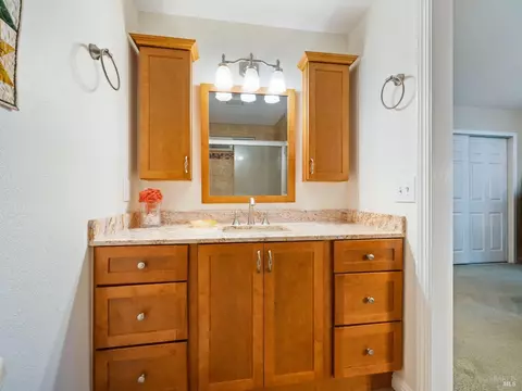 Bath - 189 Vine Dr, Cloverdale, CA 95425 photo 4 of 5