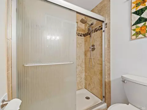 Bath - 189 Vine Dr, Cloverdale, CA 95425 photo 3 of 5