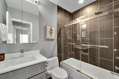 Bath - 3002 Poplar Ct, Fairfield, CA 94533 photo 1 of 7