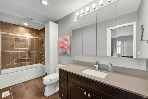 Bath - 3002 Poplar Ct, Fairfield, CA 94533 photo 3 of 7
