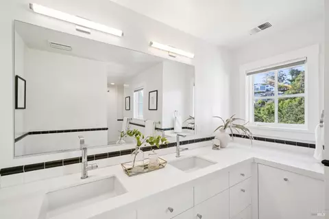 Bath - 475 Molino Ave, Mill Valley, CA 94941 photo 2 of 7