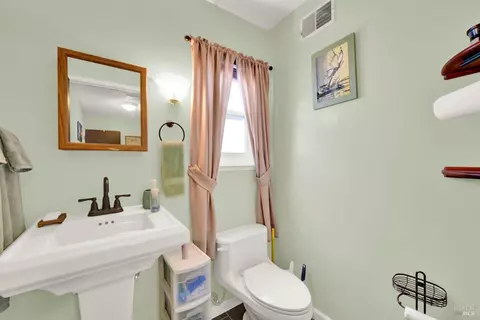 Bath - 954 Coventry Ln, Fairfield, CA 94533 photo 1 of 3