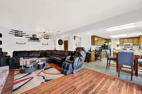Living - 954 Coventry Ln, Fairfield, CA 94533 photo 6 of 7