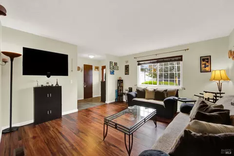 Living - 954 Coventry Ln, Fairfield, CA 94533 photo 4 of 7