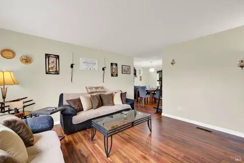 Living - 954 Coventry Ln, Fairfield, CA 94533 photo 3 of 7