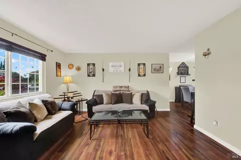 Living - 954 Coventry Ln, Fairfield, CA 94533 photo 2 of 7