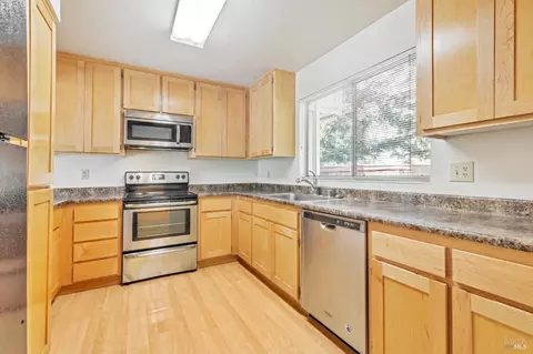 4581 Harbor Ln, Rohnert Park, CA 94928