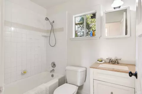 Bath - 18259 5th Ave, Sonoma, CA 95476 photo 1 of 2
