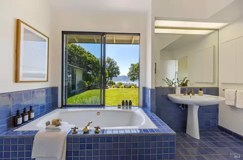 Bath - 100 Rolling Hills Rd, Tiburon, CA 94920 photo 2 of 4
