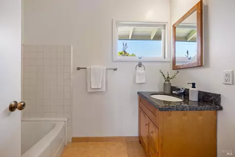 Bath - 100 Rolling Hills Rd, Tiburon, CA 94920 photo 3 of 4