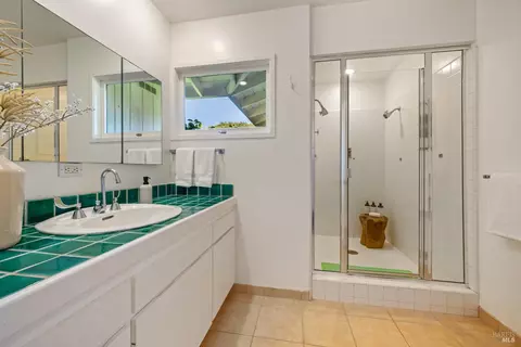 Bath - 100 Rolling Hills Rd, Tiburon, CA 94920 photo 4 of 4