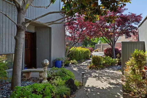 Exterior - 553 Kings Rd, Alameda, CA 94501 photo 2 of 6