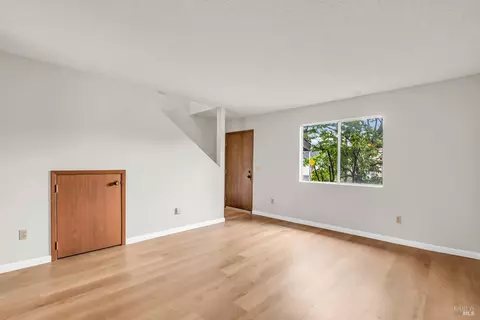 Living - 883 Arbor Ave, Sonoma, CA 95476 photo 4 of 5