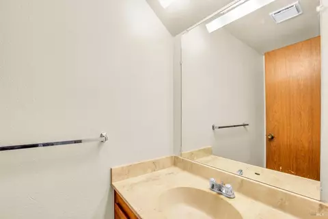 Bath - 883 Arbor Ave, Sonoma, CA 95476 photo 1 of 2