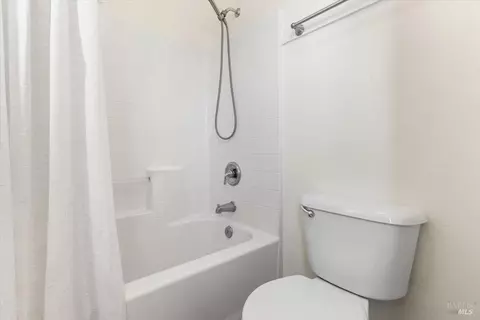 Bath - 278 Windsor Dr, Petaluma, CA 94952 photo 6 of 6