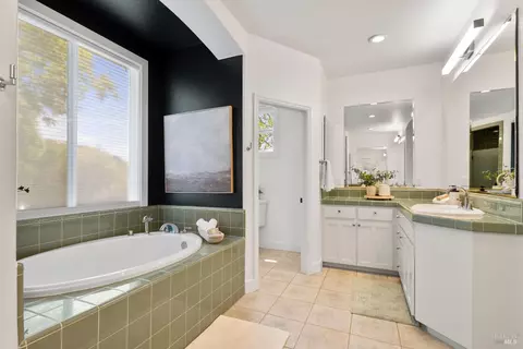 Bath - 943 Appleridge Pl, Fairfield, CA 94534 photo 2 of 6