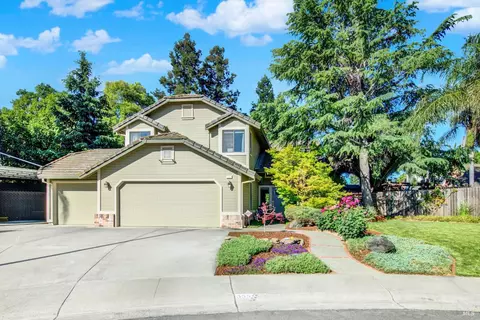 355 Holly Ct, Dixon, CA 95620