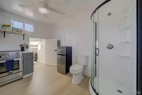 Bath - 948 Benicia Rd, Vallejo, CA 94591 photo 3 of 4