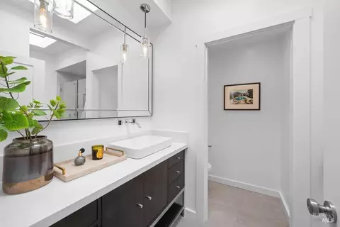 Bath - 33 Wray Ave, Sausalito, CA 94965 photo 1 of 2