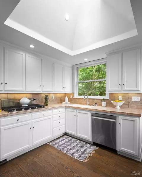 Kitchen - 33 Wray Ave, Sausalito, CA 94965 photo 6 of 8