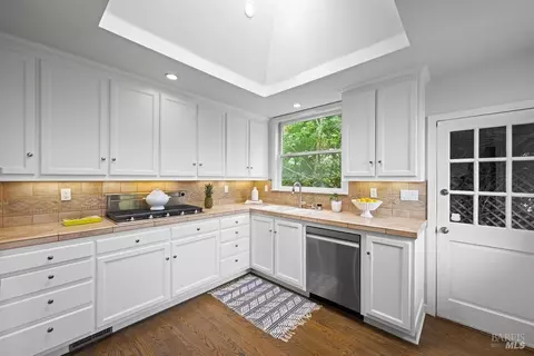 Kitchen - 33 Wray Ave, Sausalito, CA 94965 photo 5 of 8