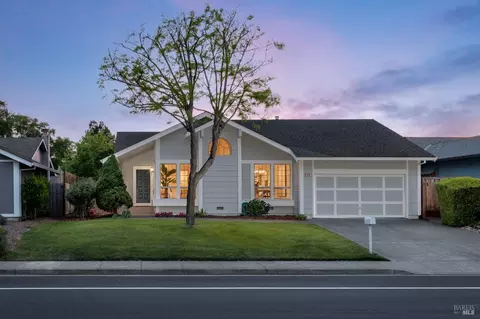 1040 Garfield Dr, Petaluma, CA 94954