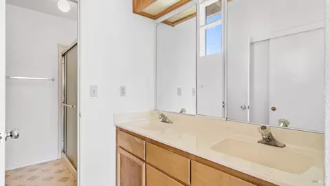 Bath - 719 Sage Ct, Vacaville, CA 95687 photo 2 of 4