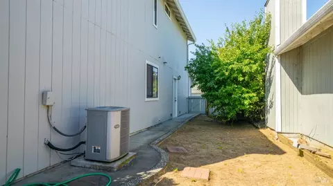 Exterior - 719 Sage Ct, Vacaville, CA 95687 photo 8 of 9