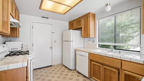 Kitchen - 719 Sage Ct, Vacaville, CA 95687 photo 2 of 4