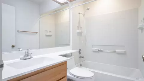 Bath - 719 Sage Ct, Vacaville, CA 95687 photo 4 of 4
