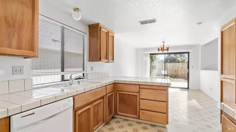 Kitchen - 719 Sage Ct, Vacaville, CA 95687 photo 4 of 4