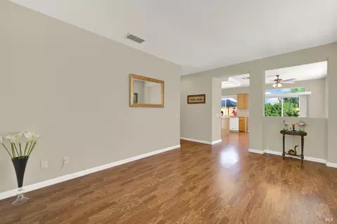 374 Bartlett Ln, Vacaville, CA 95687 photo 4