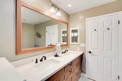 Bath - 844 Corrigan Ct, Benicia, CA 94510 photo 4 of 7