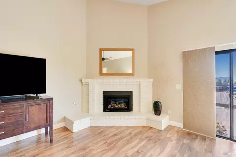 Living - 844 Corrigan Ct, Benicia, CA 94510 photo 4 of 5