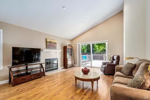 Living - 643 Gregory Cir, Sonoma, CA 95476 photo 4 of 7