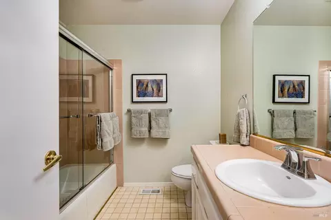 Bath - 643 Gregory Cir, Sonoma, CA 95476 photo 2 of 3