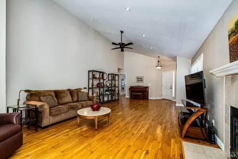 Living - 643 Gregory Cir, Sonoma, CA 95476 photo 6 of 7