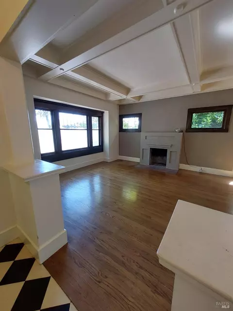 Living - 1011 Georgia St, Vallejo, CA 94590 photo 3 of 7