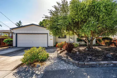 2215 Westwood Dr, Santa Rosa, CA 95407