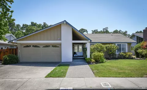 109 Valley Lakes Dr, Santa Rosa, CA 95409