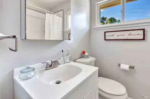 Bath - 168 Bergwall Way, Vallejo, CA 94591 photo 3 of 8