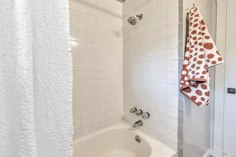 Bath - 168 Bergwall Way, Vallejo, CA 94591 photo 2 of 8