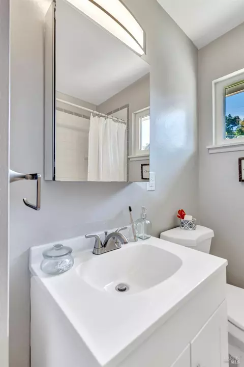 Bath - 168 Bergwall Way, Vallejo, CA 94591 photo 4 of 8