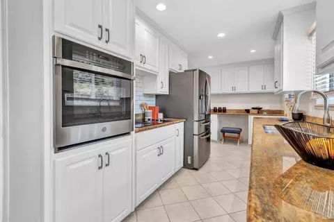 Kitchen - 168 Bergwall Way, Vallejo, CA 94591 photo 3 of 6