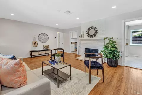 Living - 168 Bergwall Way, Vallejo, CA 94591 photo 2 of 7
